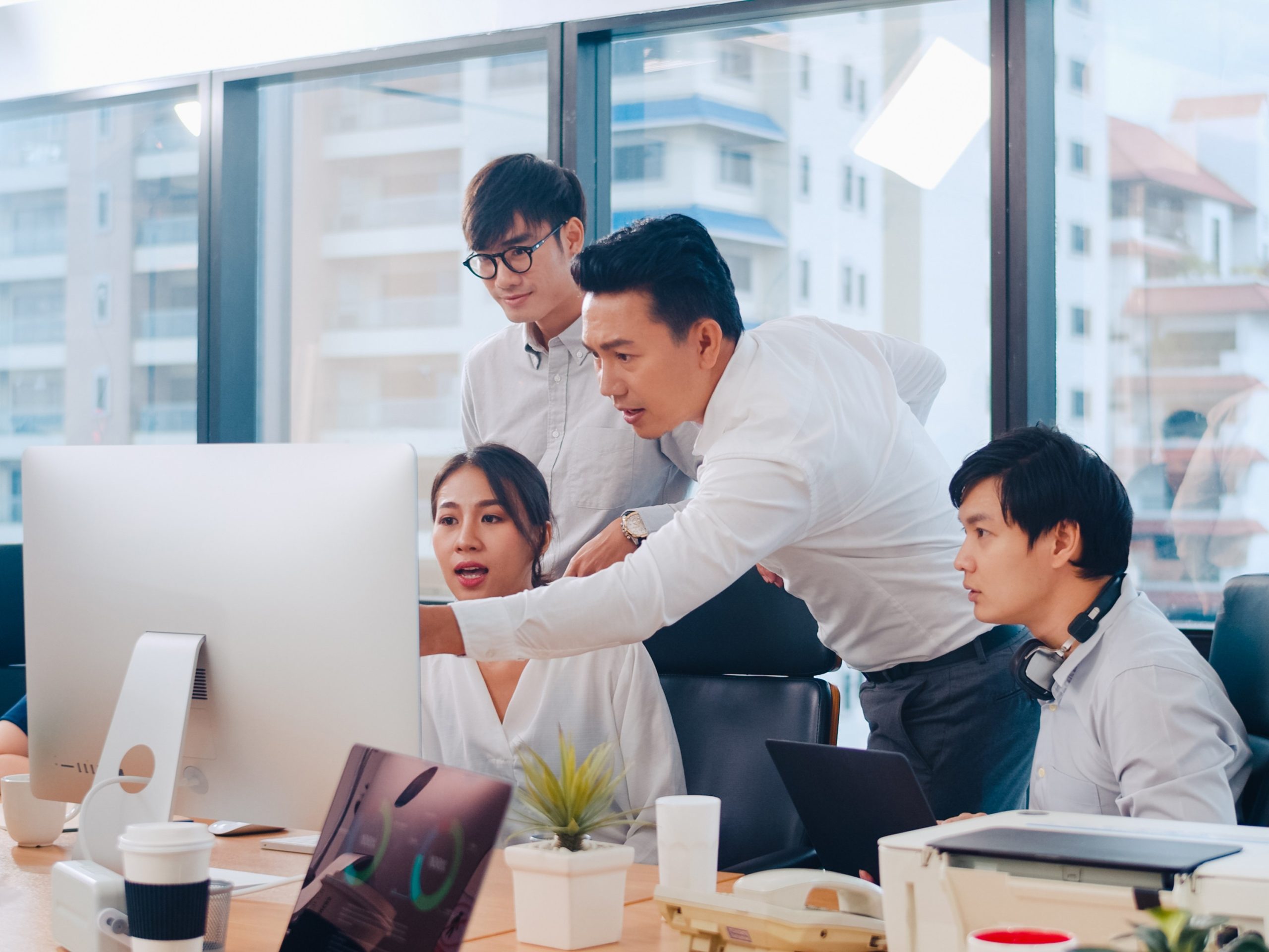business-people-discussing-computer-scaled